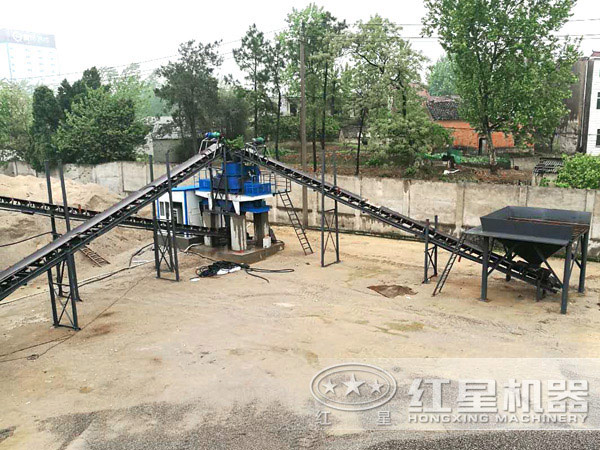 沖擊式破碎機(jī)工作現(xiàn)場(chǎng) 沖擊式破碎機(jī)工作現(xiàn)場(chǎng)