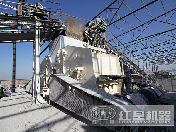 反擊式破碎機(jī)工作現(xiàn)場 反擊式破碎機(jī)工作現(xiàn)場